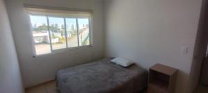 Habitación pequeña con cama y ventana en Departamento con Alberca en Yecapixtla