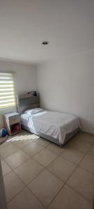 1 dormitorio con 1 cama en la esquina de una habitación en Departamento con Alberca en Yecapixtla