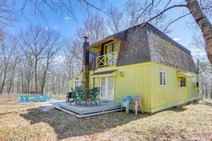 una pequeña casa amarilla con mesa y sillas en Bushkill Villa with Game Room, Sauna and Pool Access!, en Bushkill