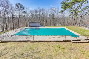 una vista aérea de una piscina en un patio en Bushkill Villa with Game Room, Sauna and Pool Access!, en Bushkill