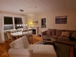 ein Wohnzimmer mit einem Sofa und einem Tisch in der Unterkunft Ferienhaus in Vidsel mit Terrasse und Garten in Vidsel