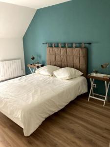 1 dormitorio con 1 cama blanca grande y 2 almohadas en Le gîte du Tremblay en Étais-la-Sauvin