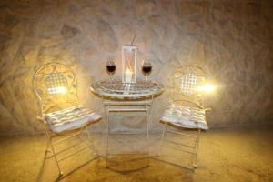 uma mesa com dois copos de vinho e duas cadeiras em Ferienwohnung in Privlaka mit Grill, Terrasse und Garten em Privlaka