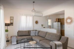Χώρος καθιστικού στο Kaminia Serenity House