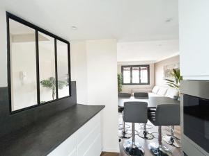 a kitchen with a table and chairs in a room at Le Jardin des Plantes in Nantes