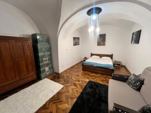 - une chambre avec un lit et un canapé dans l'établissement Central Apartments, à Sibiu