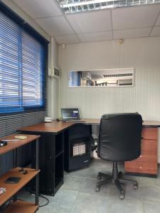 oficina con silla y escritorio con ordenador portátil en Clemst, en Curicó