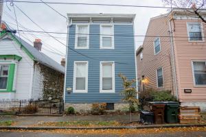 uma casa azul no meio de dois edifícios em Kentucky Ave - Heart of Mainstrasse em Covington