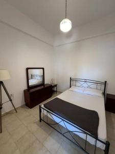 een slaapkamer met een bed en een spiegel bij Caserma Regina in Gourna