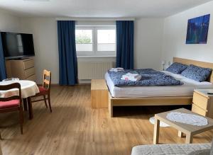 Postel nebo postele na pokoji v ubytování Gemütliche Ferienwohnung in Pflach mit Garten