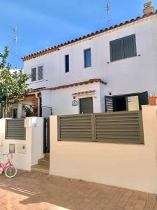 a white house with a gate and a fence at La Repera in Palamós