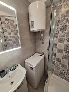 Un baño con inodoro, lavabo y ducha. en Cvita studio apartment, en Split