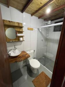 La salle de bains est pourvue de toilettes, d'un lavabo et d'une douche. dans l'établissement SÍTIO CAPÃO DO MEL, à João Pessoa