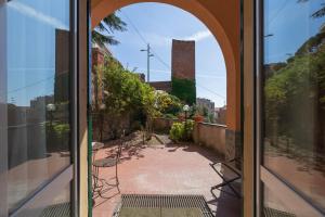 una porta aperta con vista su un patio di Villa Salvarezza a Noli