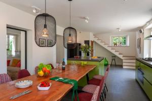 een keuken en eetkamer met een houten tafel en stoelen bij Ferienhaus in Pergola mit Privatem Pool in Pergola