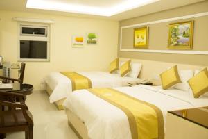 Rúm í herbergi á Hotel Hoang Minh Chau