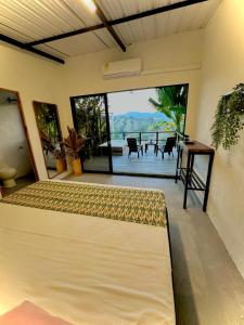 1 dormitorio con 1 cama y vistas a un patio en Flor del Monte, en Sopetrán