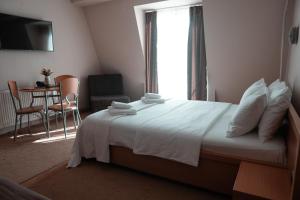 Ένα ή περισσότερα κρεβάτια σε δωμάτιο στο Hotel Topcider