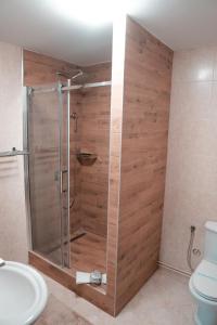 y baño con ducha, lavabo y aseo. en Hotel Topcider, en Belgrado