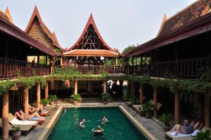 Bazén v ubytování Ruean Thai Hotel nebo v jeho okolí
