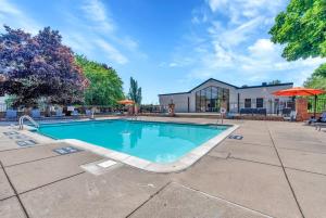 a swimming pool in a courtyard with a building at Elegant Two-Bedroom Two-Bathroom Close to Downtown Rochester Hills in Rochester Hills
