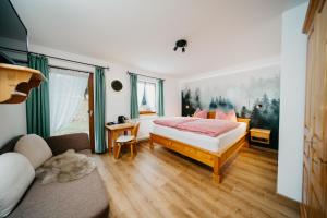 1 dormitorio con 1 cama y 1 sofá en Schwarzwald-Hotel Kraeutle, en Feldberg