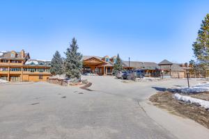 un aparcamiento frente a un lodge en 2 Mi to Granby Ranch Dog-Friendly Studio!, en Granby