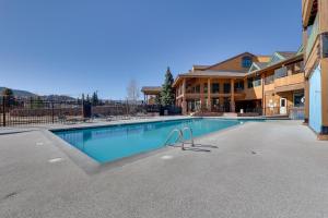 una piscina en medio de un edificio en 2 Mi to Granby Ranch Dog-Friendly Studio!, en Granby