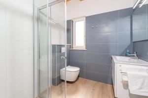 y baño con aseo y ducha acristalada. en Ferienhaus mit Privatpool für 6 Personen ca 150 qm in Vinež, Istrien Bucht von Raša en Vinež