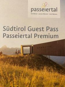 un signo que lee el programa residencial de pase óptimo para huéspedes en Hotel Alpenland, en Moso in Passiria