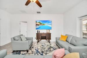 Μια τηλεόραση ή/και κέντρο ψυχαγωγίας στο Enjoyable 6BR Home Near Disney