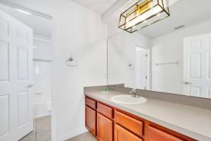 Ένα μπάνιο στο Enjoyable 6BR Home Near Disney +17 φωτογραφίες