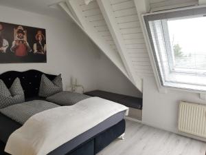 ein Schlafzimmer mit einem Bett und einem großen Fenster in der Unterkunft Romantik Ferienwohnung Bollenhut Superior in Lenzkirch