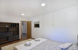 una camera da letto con un letto con due asciugamani sopra di Große Villa Alina mit Swimmingpool in Meeresnähe a Savudrija