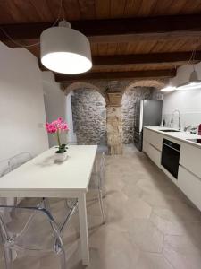 een keuken met een witte tafel en een wit aanrecht bij Charme in Centro with private parking in Ascoli Piceno