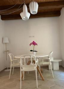 アスコリ・ピチェーノにあるCharme in Centro with private parkingの白いテーブルと椅子