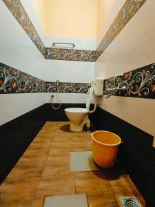 ein Bad mit WC und Holzboden in der Unterkunft Dreamy Residency in Puducherry