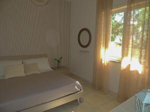 una camera da letto con un letto grande e una finestra di Dolphin House a Pompei
