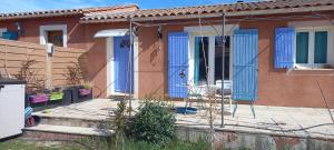 ein Haus mit blauen Türen und einer Veranda in der Unterkunft CHAMBRE ALOEVERA in Saint-Christol