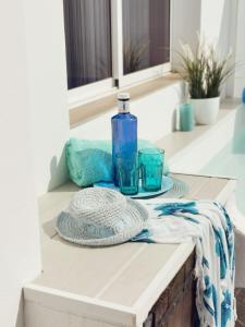 een tafel met een fles en twee glazen en een handdoek bij Sich wie zu Hause fühlen in Playa Blanca