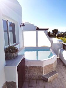 een hot tub op het balkon van een huis bij Sich wie zu Hause fühlen in Playa Blanca