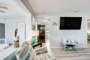 een woonkamer met een bank en een tv bij Punta Gorda Family Home about 8 Mi to Downtown! in Punta Gorda