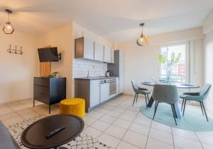 Il comprend une cuisine et un salon avec une table et des chaises. dans l'établissement Cozy 1BR Apartment in Esch-sur-Alzette, à Esch-sur-Alzette