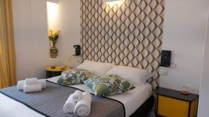 um quarto com uma cama com toalhas em Le residenze di Carlà - Stampace em Cagliari