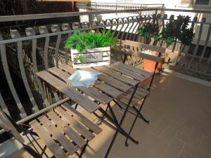 un balcone con panche e piante su una ringhiera di Dolphin House a Pompei