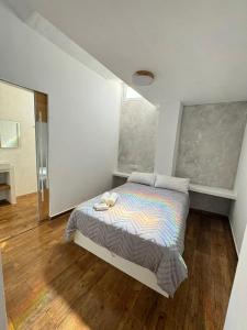una camera da letto con un letto con un piumone colorato di Apartamento Completo en Alcoy ad Alcoy