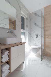een witte badkamer met een wastafel en een toilet bij Ferienwohnung für 5 Personen ca 70 qm in Nin, Dalmatien Norddalmatien - b61874 in Nin