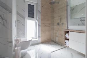 een badkamer met een douche, een toilet en een wastafel bij Ferienwohnung für 5 Personen ca 70 qm in Nin, Dalmatien Norddalmatien - b61874 in Nin