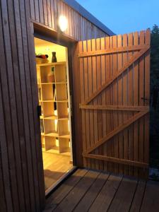 einen Holzzaun mit einer Tür und einem Bücherregal in der Unterkunft La cabane du bonheur in Aix-les-Bains