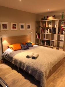 ein Schlafzimmer mit einem großen Bett mit zwei Handtüchern darauf in der Unterkunft La cabane du bonheur in Aix-les-Bains